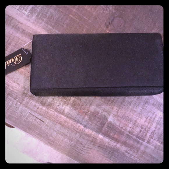 Black clutch with heart earrings - Picture 1 of 3